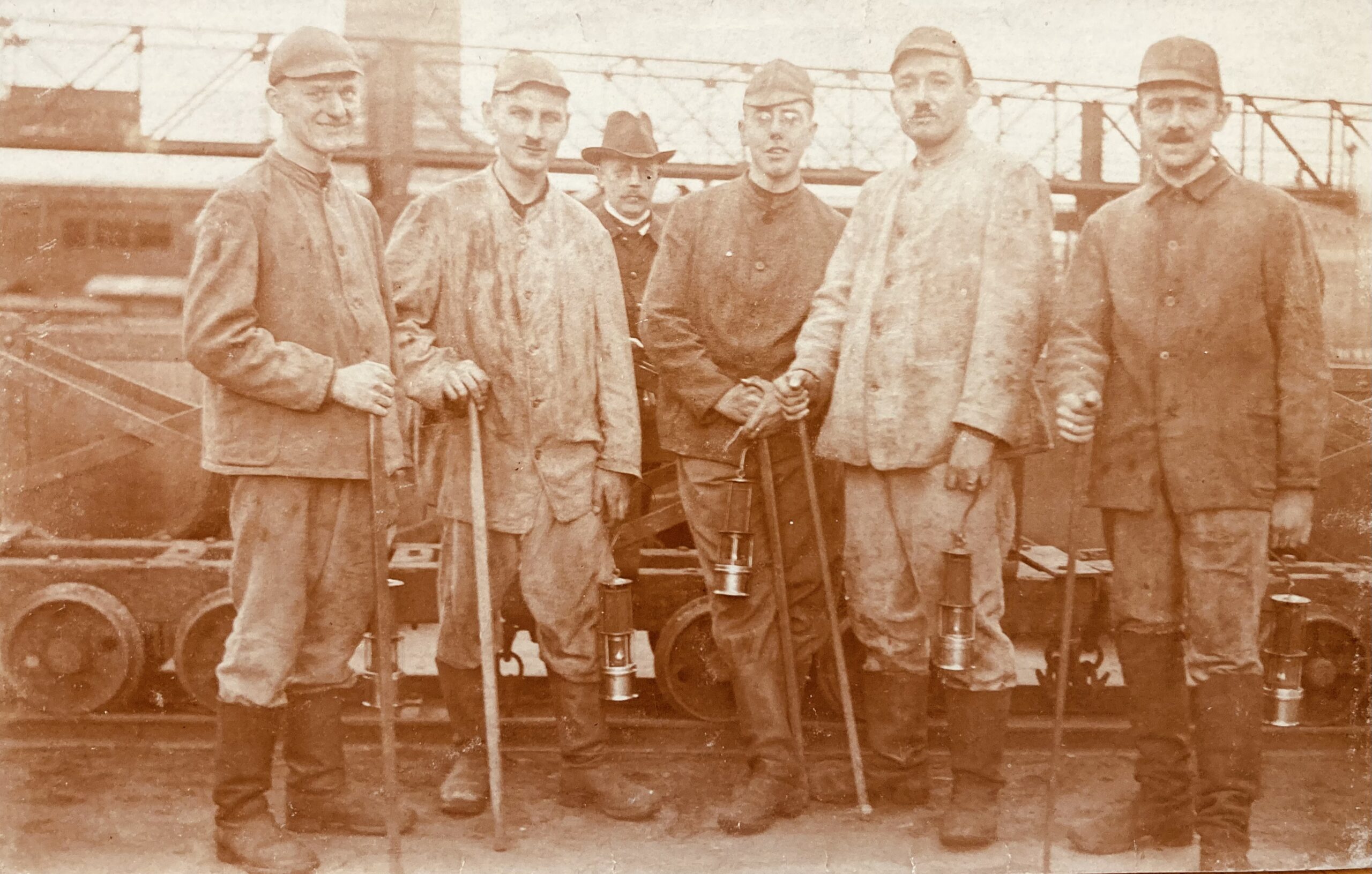 Fünf Bergleute und ein Herr mit Hut als Erinnerung an Grubeneinfahrt 27 Juni 1919 Bergleute in Dortmund Dorstfeld, vermutlich zusammen mit dem Bergwerksdirektor